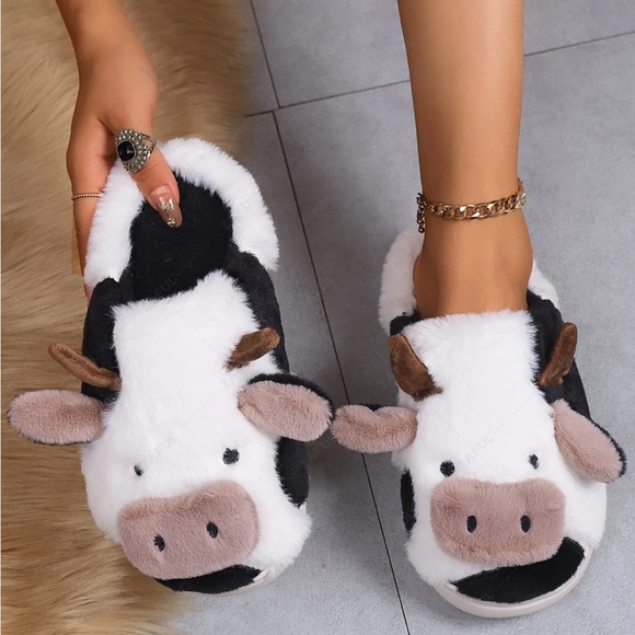 Cow Slippers 🐮 - Picture 1 of 6